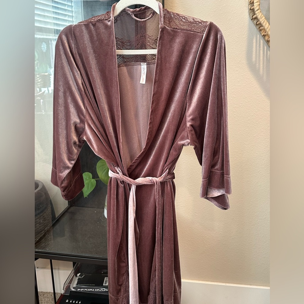 Velvet Robe in Mauve with Lace Details